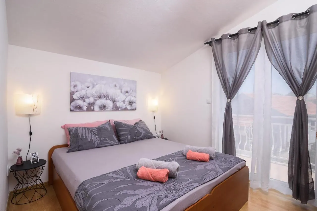 Vikeli Apartment Trogir