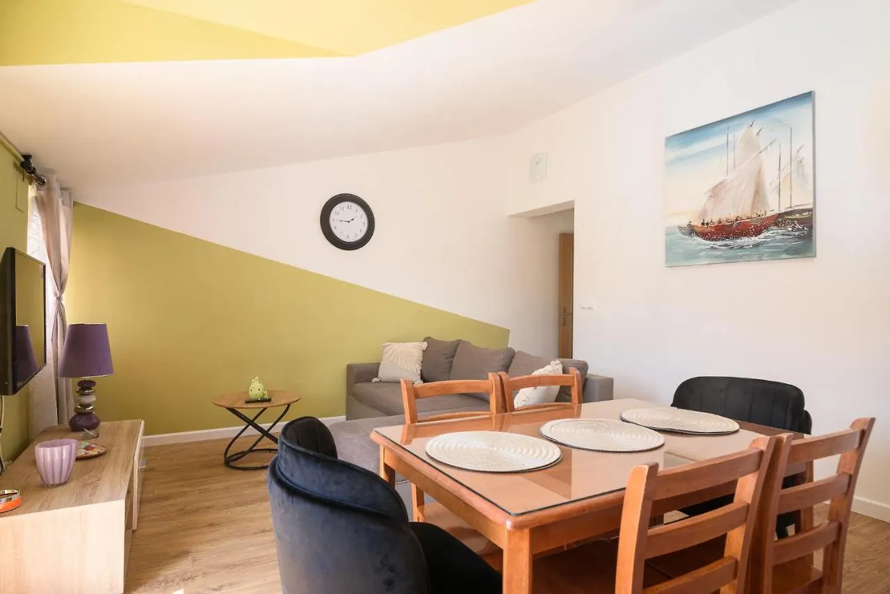 Vikeli Apartment Trogir 0*,