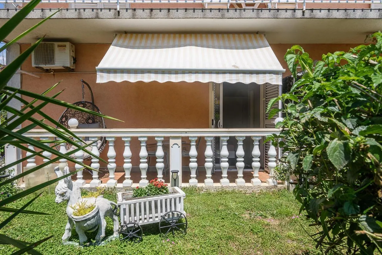 Vikeli Apartment Trogir 0*,